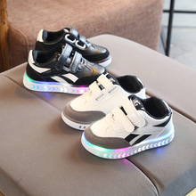 Giày trẻ em 2018 đèn giày mùa xuân giày trẻ em LED bé trai và bé gái Giày thông thường Giày đua ngựa Hàn Quốc nhà máy bán hàng trực tiếp Giày thể thao