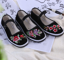 Nhà sản xuất giày vải Bắc Kinh cũ Giày thêu tay nhiều lớp Màu đen nghi thức giày đế mềm đế mềm Phong cách quốc gia Giày nữ
