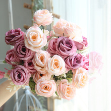 các nhà sản xuất hoa giả châu Âu trang trí nhà bó hoa cưới hoa hồng giữ hoa tường dẫn đường hiển thị hoa giả MW55504 Cầm hoa