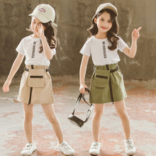 Cô gái mùa hè phù hợp với phiên bản Hàn Quốc của nữ mới lớn trẻ em in chữ áo thun ngắn tay giản dị túi ngắn váy hai mảnh Bộ đồ trẻ em