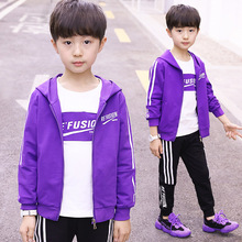Trẻ em mặc phiên bản Hàn Quốc của bộ đồ thể thao dài tay mùa xuân và mùa thu 2018 của bé trai 2019 màu mới phù hợp với chữ dọc ba mảnh Bộ đồ trẻ em