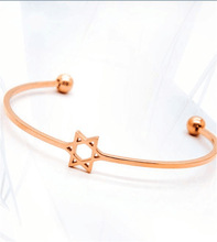 Phiên bản tiếng Nhật và Hàn Quốc của vòng đeo tay ngôi sao sáu cánh phổ biến mở có thể điều chỉnh rỗng năm cánh sao vàng hồng và vòng đeo tay bằng đồng Vòng tay