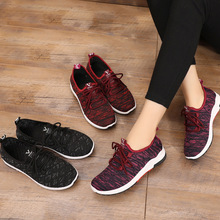 Mùa xuân mới cũ giày vải Bắc Kinh bay dệt giày thể thao của phụ nữ trung niên Giày phẳng đi giày bình thường Giày thể thao nữ