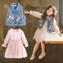 Quần bé gái mới 2019 phù hợp với phiên bản Hàn Quốc của áo vest denim cổ ngọc trai + váy hồng hai dây Bộ đồ trẻ em