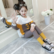 Mùa xuân cho bé gái mới 2019 bé lớn đánh vần màu chữ áo len quần hai dây phiên bản Hàn Quốc lỏng lẻo Bộ đồ trẻ em
