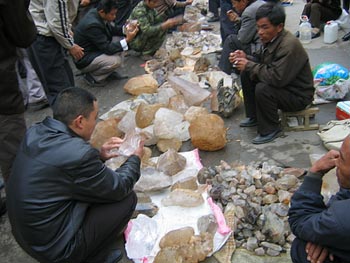 水晶是饰品市场卖的很火的一种材质,那么从哪里批发水晶的,东海水晶