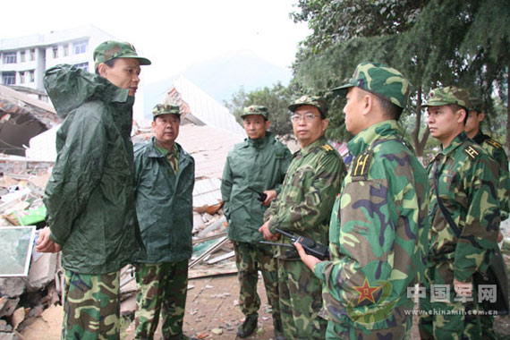 绵阳军分区组织2000余民兵投入抗震救灾