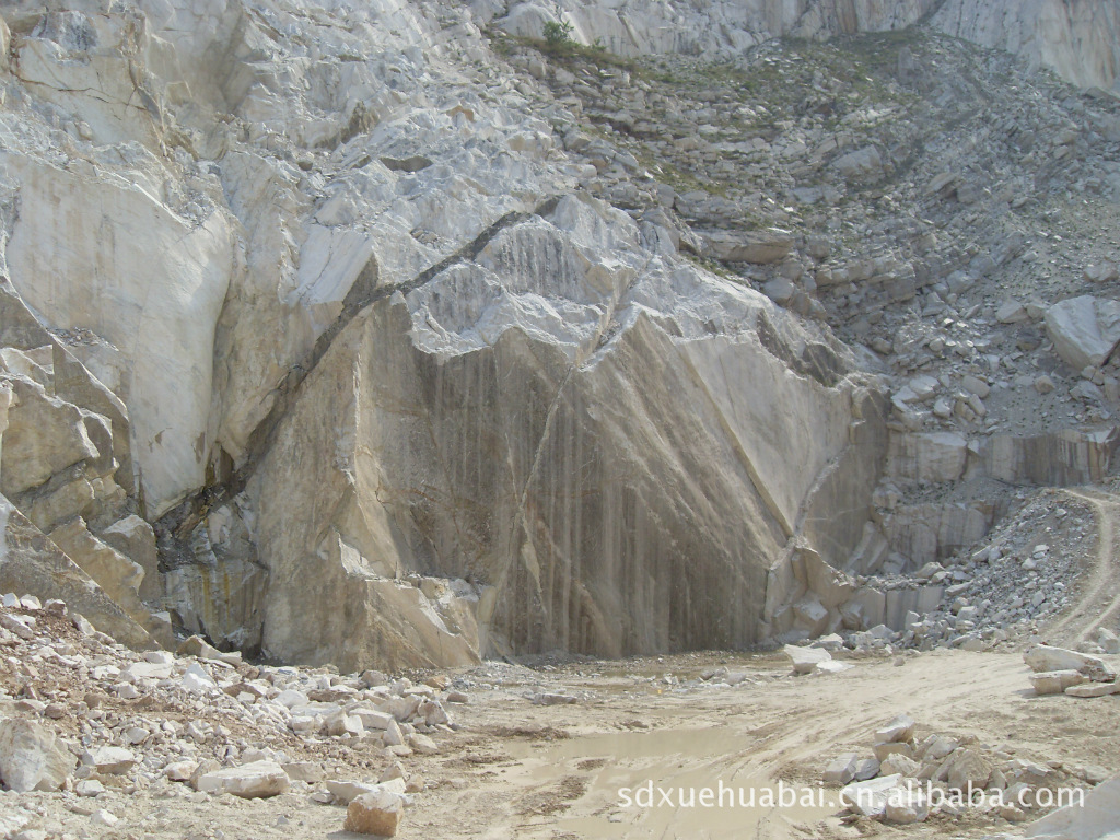 萊州市黃山後理石板石材基地大量供應雲灰礦山荒料