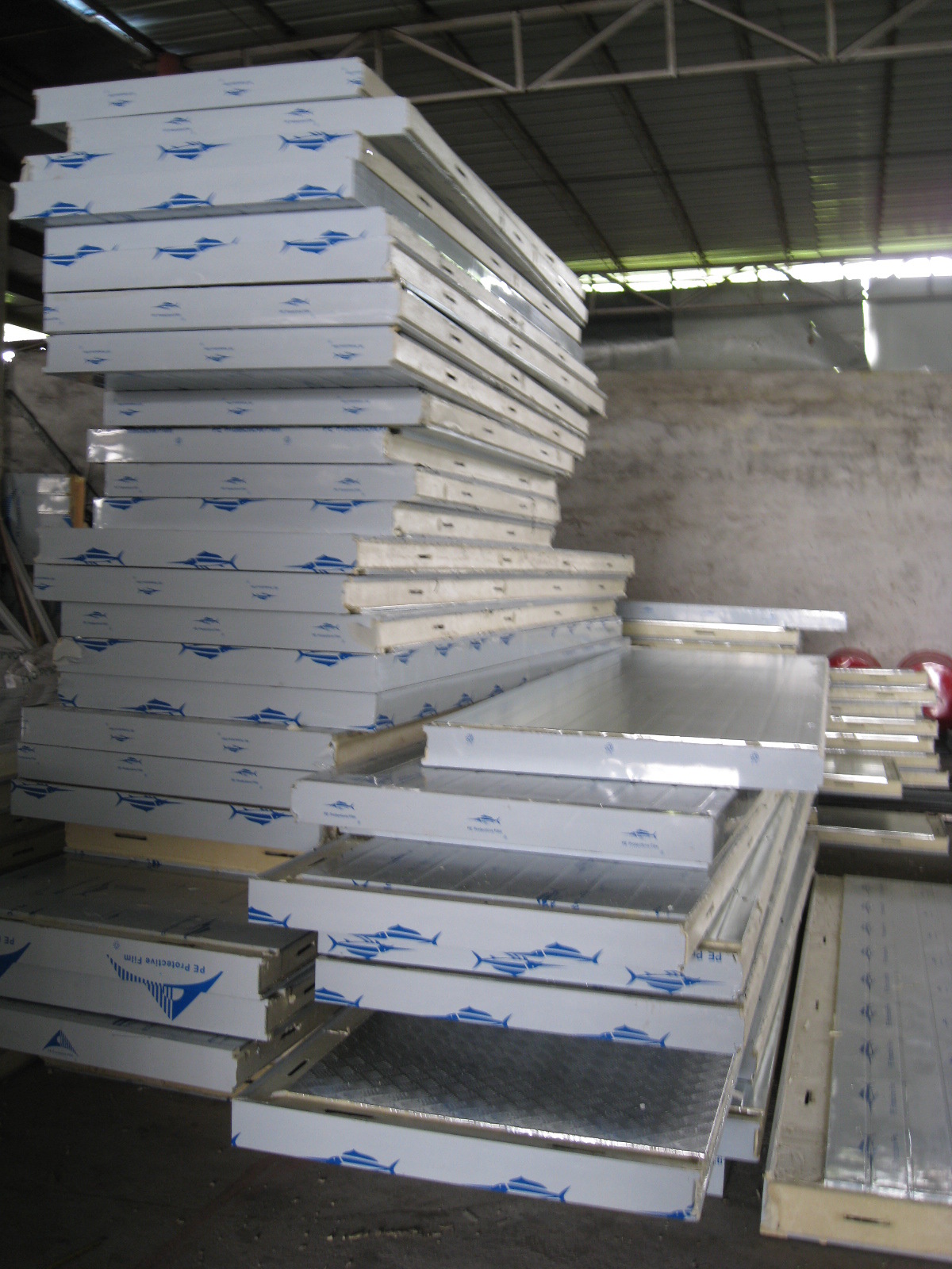 硬质聚氨酯保温大板材可广泛用于彩钢夹芯板,中央空调,建筑墙体材料