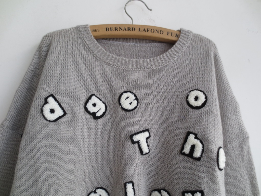 儿童毛衣上绣英语字母图片