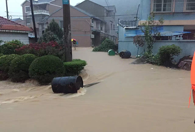 山村下雨的照片图片