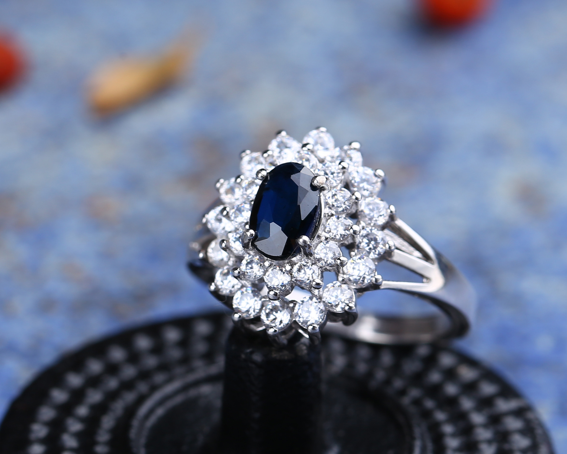 戴安娜蓝宝石戒指图(戴安娜的蓝宝石戒指是什么颜色)