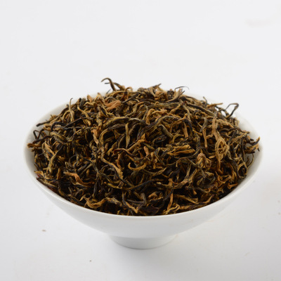 金骏眉是难得的茶中珍品,外形细小紧密,伴有金黄色的茶绒茶毫